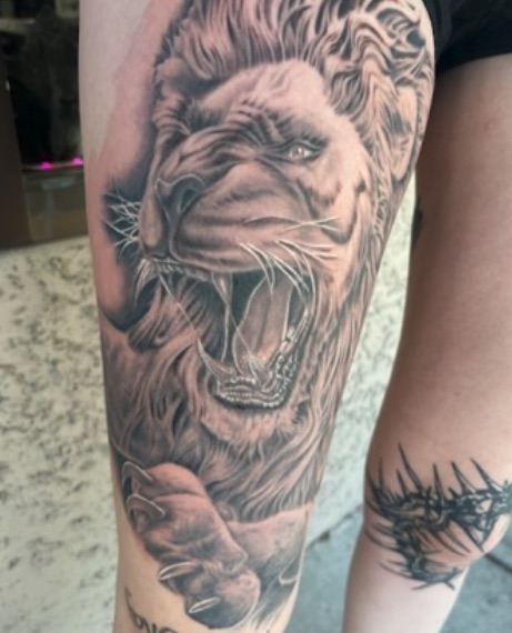 Black and grey roaring lion thigh tattoo — Joshua Cole, Work of Art Las Vegas, Work of Art Tattoo & Piercing, Las Vegas